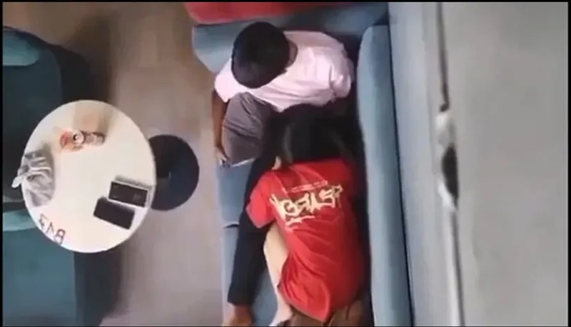 Quay lén gấu bú mút cho cô bạn gái nơi công cộng