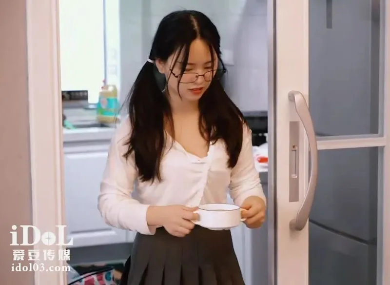 Bé yêu về quê ăn tết bị bố dượng làm tình vì càng lớn càng ngon