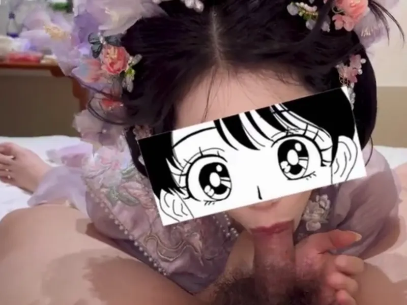 Gái xinh trong bộ đồ con búp bê liếm buồi cực đã